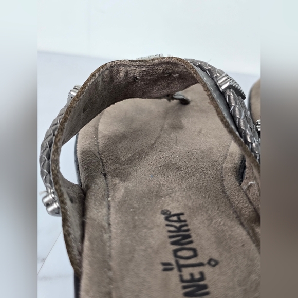 Minnetonka Silverthorne Sandals Pewter Leather Southwestern Metallic Silver 6 - Picture 9 of 9